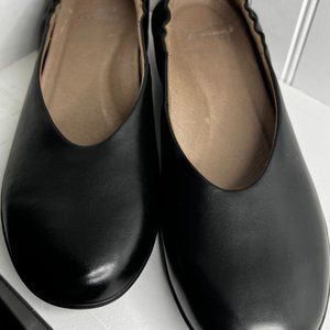 Dansko Black Ruched-Side Kira Aniline Calf Leather Loafer - Women Size 40/9.5